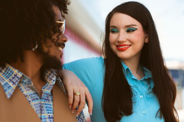 Hombre y mujer posando juntos en estilo retro