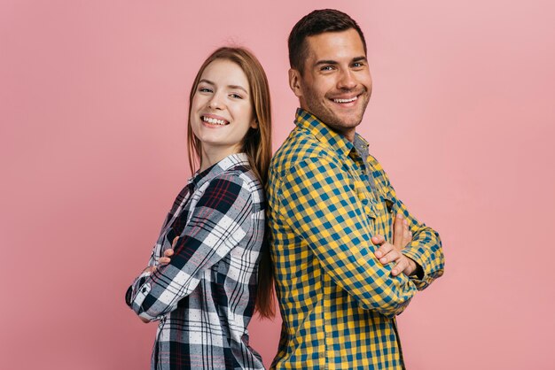 Hombre y mujer posando y mirando a la cámara