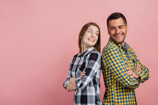 Foto gratuita hombre y mujer posando y mirándose