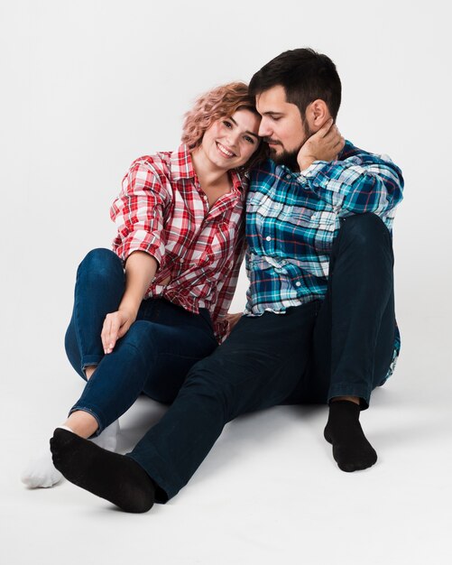 Hombre y mujer posando para San Valentín