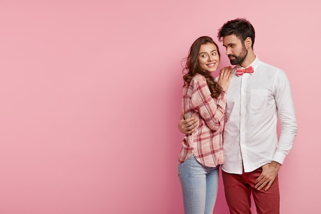 Hombre y mujer, posar, en, colorido, ropa