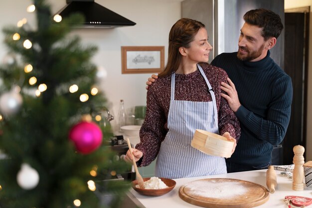 Foto gratuita hombre y mujer preparando la cena de navidad juntos