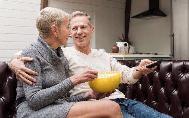 Foto gratuita hombre y mujer preparándose para ver una película