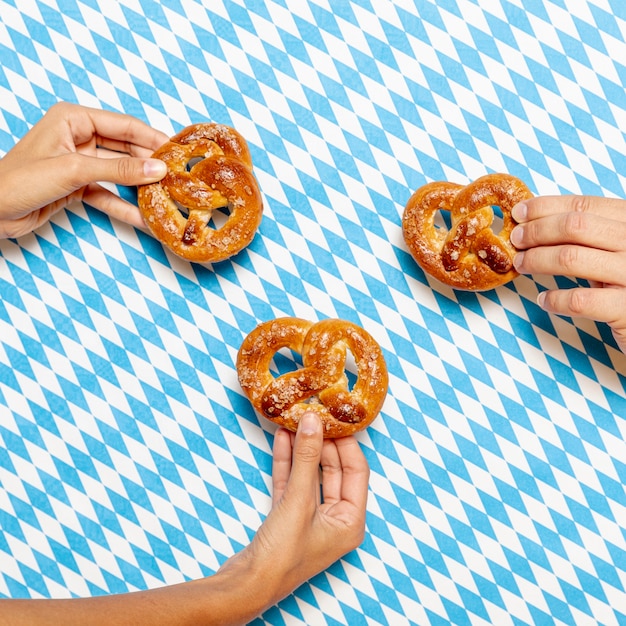 Hombre y mujer con pretzels