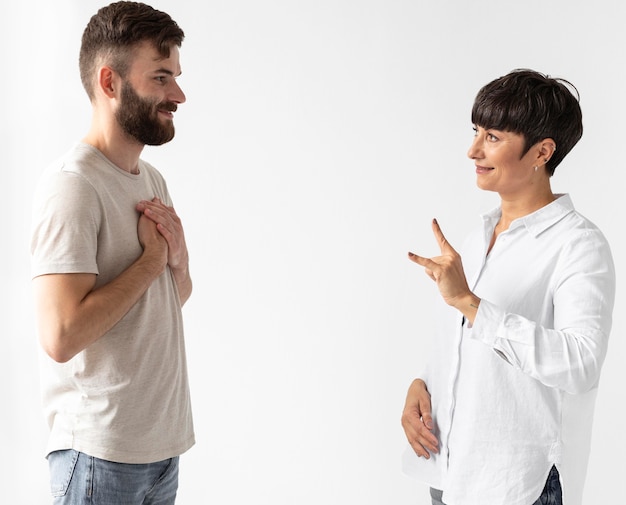 Hombre y mujer que se comunican a través del lenguaje de señas