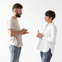 Foto gratuita hombre y mujer que se comunican a través del lenguaje de señas