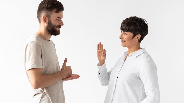 Hombre y mujer que se comunican a través del lenguaje de señas