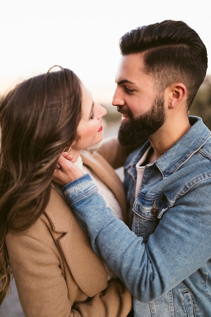 Foto gratuita hombre y mujer que se ven encantadores el uno al otro