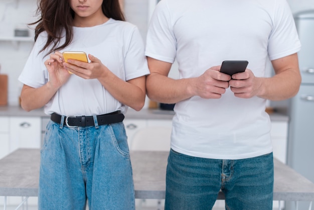 El hombre y la mujer se quedan en sus teléfonos