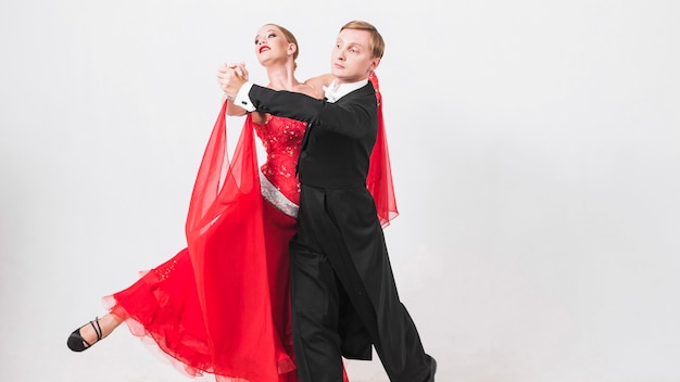 Hombre y mujer realizando baile de salón