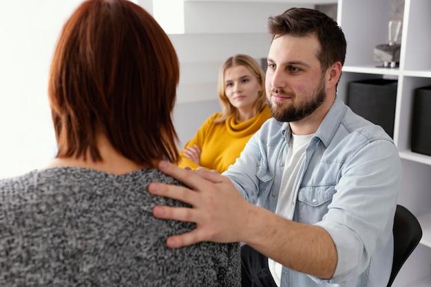 Foto gratuita hombre mujer reconfortante en terapia