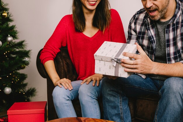 Hombre y mujer regalándose