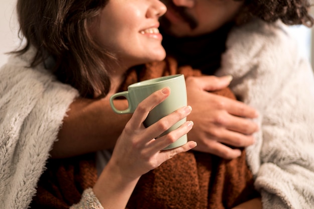 Hombre y mujer, relajante, juntos, en casa