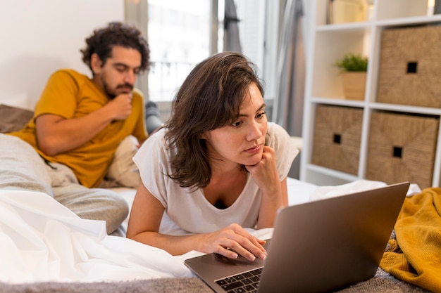 Hombre y mujer revisando sus dispositivos