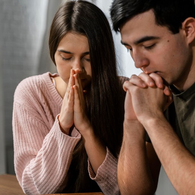 Hombre y mujer rezando juntos