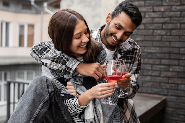 Hombre y mujer riendo y animando una copa de vino