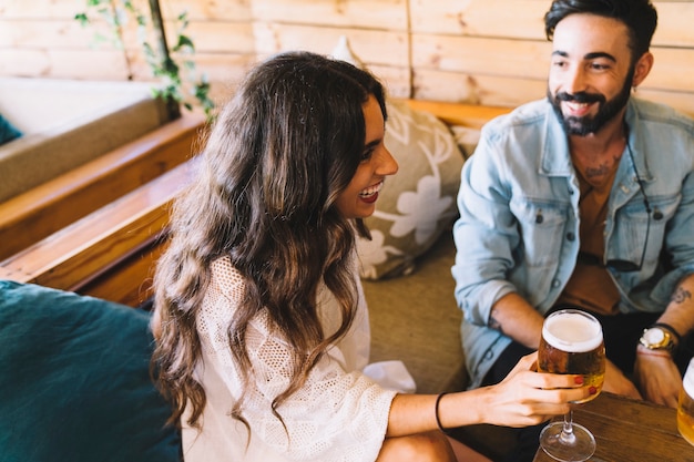 Hombre y mujer riendo en bar