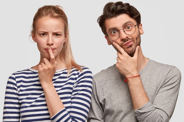 Hombre y mujer con ropa casual posando