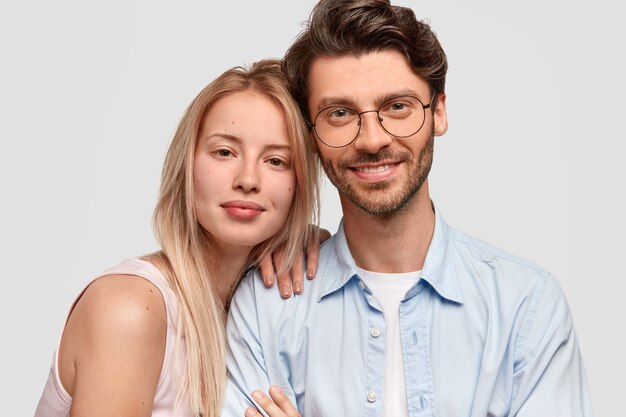 Hombre y mujer en ropa casual posando