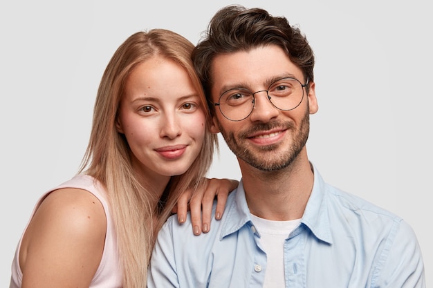 Hombre y mujer en ropa casual posando