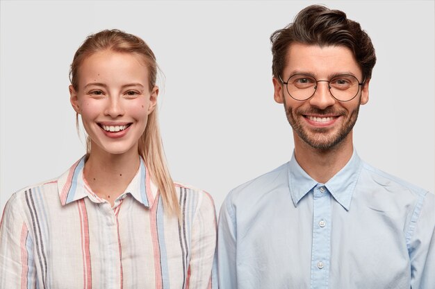 Hombre y mujer en ropa formal posando