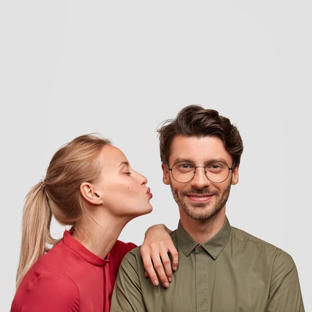 Hombre y mujer en ropa formal posando