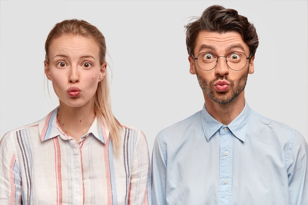 Foto gratuita hombre y mujer en ropa formal posando