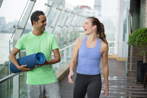 Hombre y mujer saliendo del gimnasio