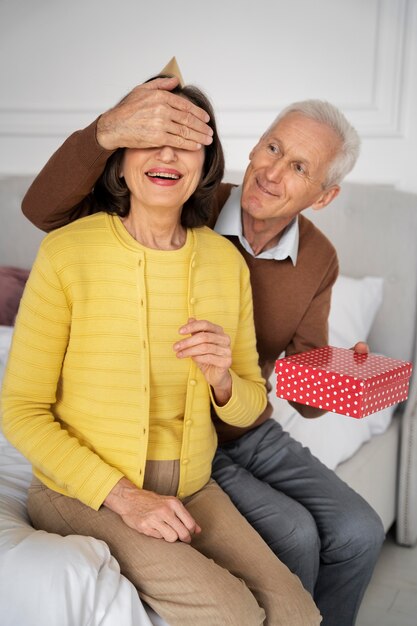 Hombre y mujer senior de tiro medio