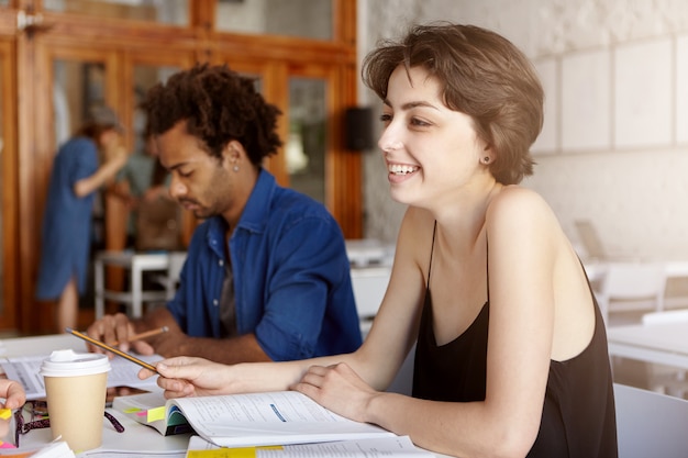 Foto gratuita hombre y mujer, sentado, en, café, y, estudiar