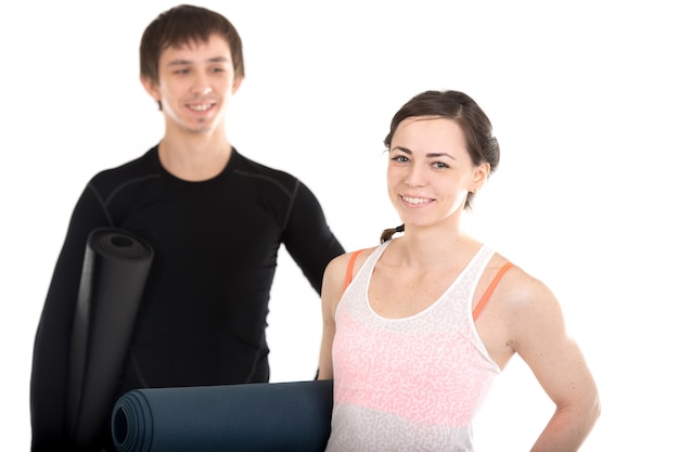 Foto gratuita hombre y mujer sonriendo