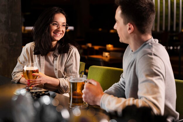 Hombre y mujer sonrientes de tiro medio