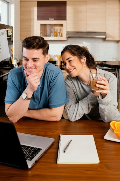 Hombre y mujer sonrientes de tiro medio