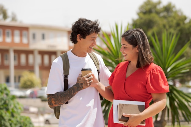 Hombre y mujer sonrientes de tiro medio