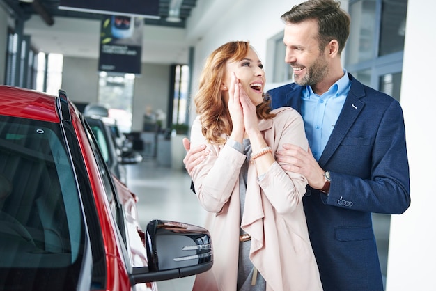 Hombre mujer sorprendente con coche nuevo