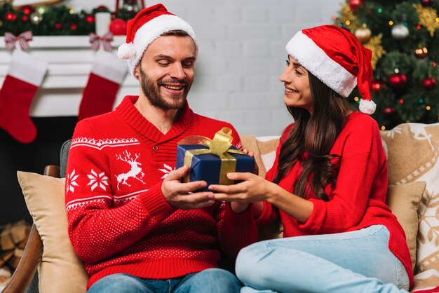 Hombre y mujer sosteniendo actual caja