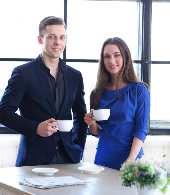 Hombre y mujer con taza de café