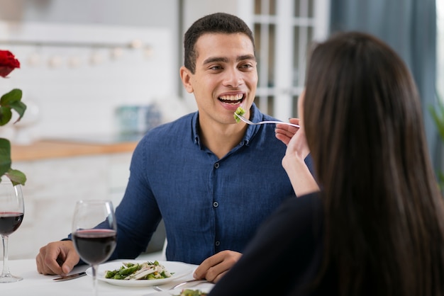 Hombre y mujer teniendo una cena romántica juntos