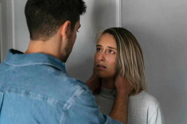 Hombre y mujer, teniendo una pelea