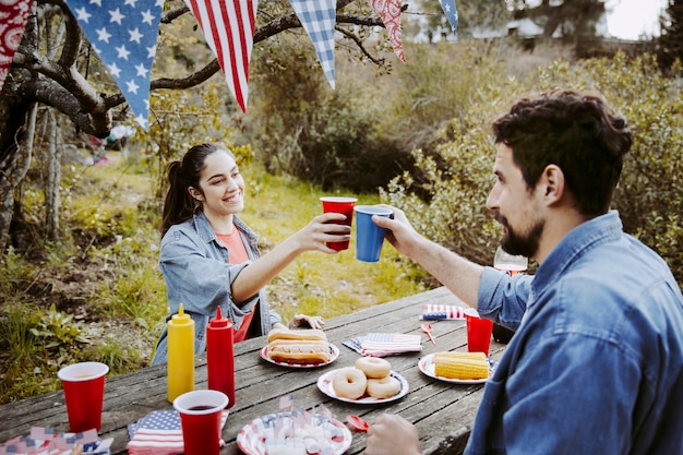 Foto gratuita hombre y mujer tintineo gafas