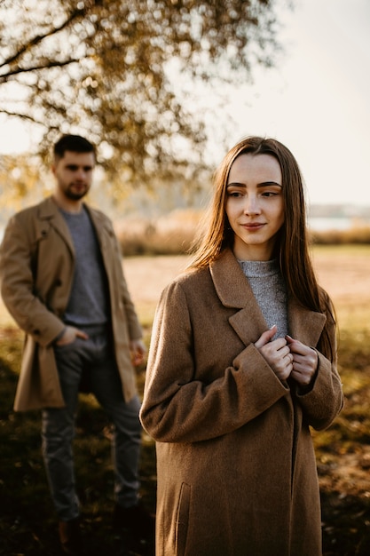 Foto gratuita hombre y mujer de tiro medio al aire libre