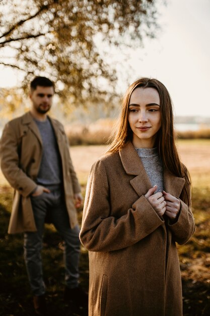 Hombre y mujer de tiro medio al aire libre