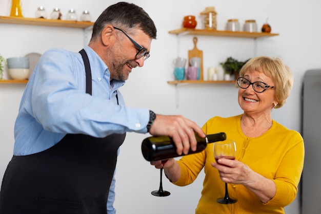 Hombre y mujer de tiro medio cocinando en la cocina