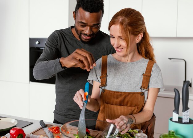 Hombre y mujer de tiro medio cocinando