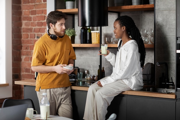 Hombre y mujer de tiro medio conversando