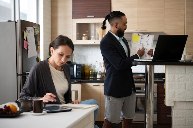 Hombre y mujer de tiro medio trabajando