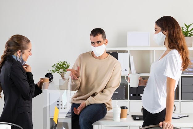 Foto gratuita hombre y mujer de tiro medio en el trabajo