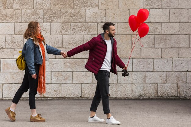 Hombre y mujer tomados de la mano