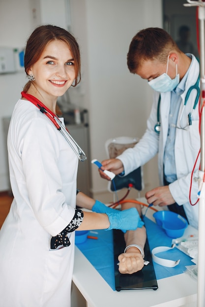 Foto gratuita hombre y mujer toman sangre para análisis.