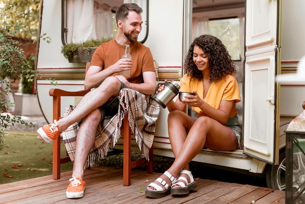 Foto gratuita hombre y mujer tomando café en la naturaleza